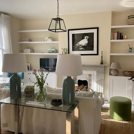 Pretty Putney Flat Close To The River